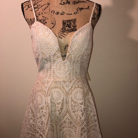 NWT- SAN JOY Deep Sweetheart Neckline Dress - Picture 4 of 6